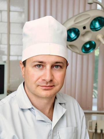 Имплантолог Акбиев Эльдар Расулович