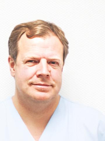 Имплантолог Ергаков Денис Анатольевич