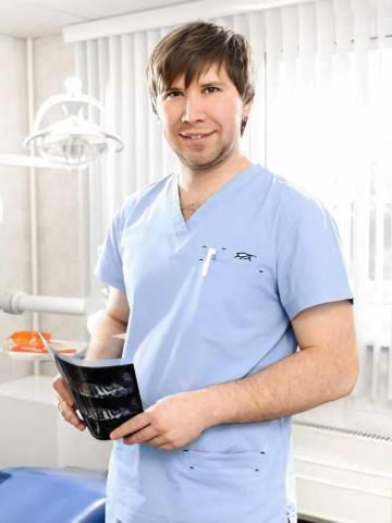 Пародонтолог Хасянов Дамир Шамилевич