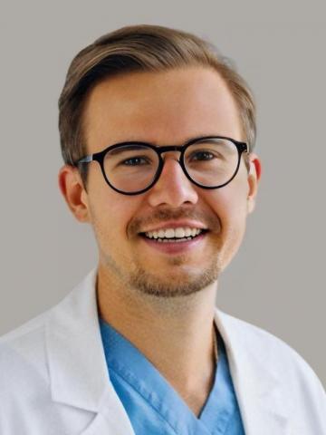 Хирург Пономарев Артемий Эрнестович