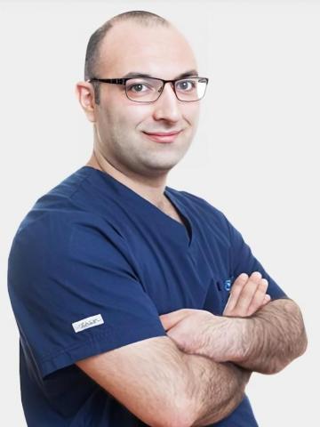 Пародонтолог Ашуров Роман Сиинович