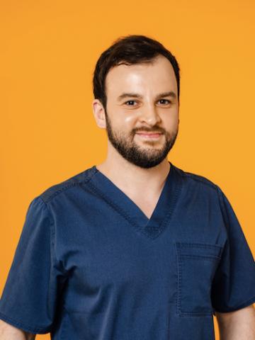 Хирург Велиев Максим 